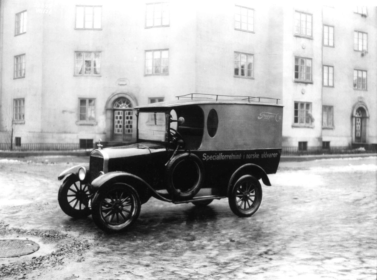 Varebil av typen Ford T årsmodell 1926-27.