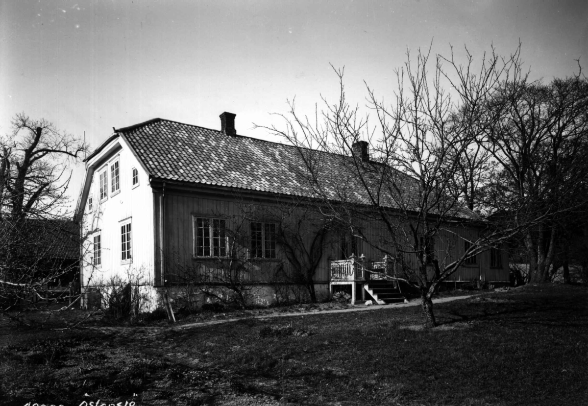 Østensjø gård, Oslo, Østre Aker Våningshuset sett fra hagen.