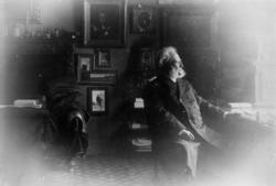 Henrik Ibsen ved skrivebordet i sitt arbeidsrom i Arbins gat