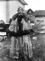 Portrett av pomorkvinne i kjole og cape.