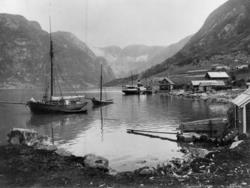 Seilbåt og dampskip på fjorden i Sundal i Mauranger i Kvinnh