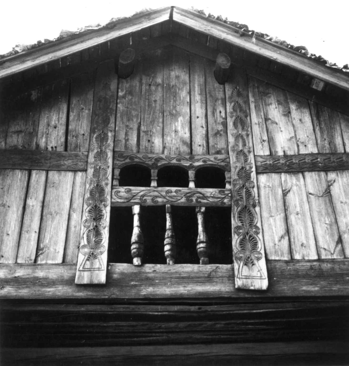 Oseloftet fra Bygland i Setesdal. Detaljer fra svalen.
Fotografert av Bergljot Sinding (NF) våren 1972, for Ellen Marie Magerøy, til hennes bok om treskurd.