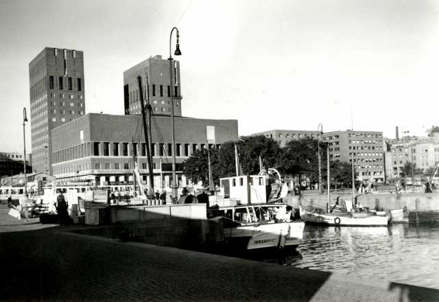 Rådhusplassen, Oslo 1939. Brygger med båter og rådhuset. Sett fra utstikker.