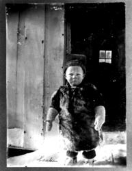 Antakelig Haakon Otterbech i barnedrakt i pels.