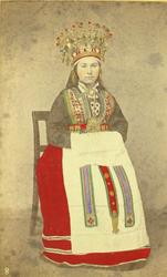 8. Brudedrakt, Hardanger. Portrett av brud med krone sittend