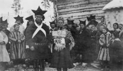 Brudepar med bryllupsgjester i Karasjok to damer har stripet