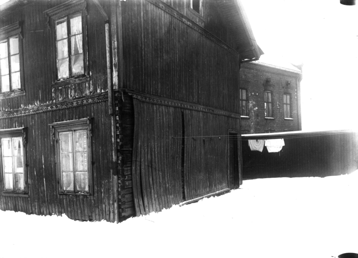Bolighus, trebygning uten grunnmur, ant. Dynekilgata (20), Rosenhoff, Oslo. Jfr. NF.13400-065.
Fra boliginspektør Nanna Brochs boligundersøkelser i Oslo 1920-årene.