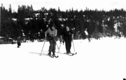 Slalåmrenn, Tryvannsåsen, Oslo. 1934. To kvinnelige skiløper