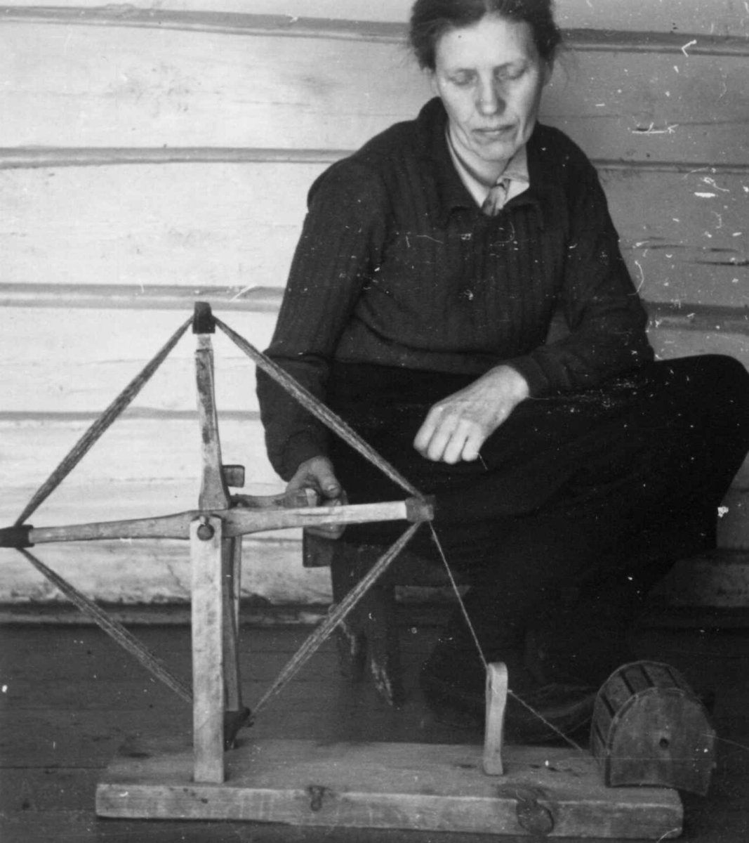 Gunnhild Smeland sitter ved et hepetre. Åseral, Vest-Agder 1943.