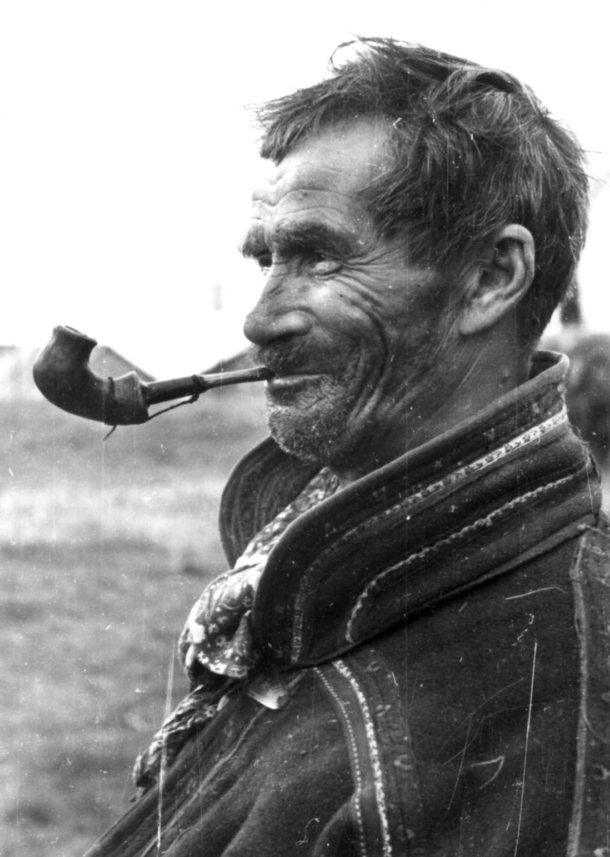 Portrett av en mann med pipe. Olderdalen, Kåfjord, Troms 1947.