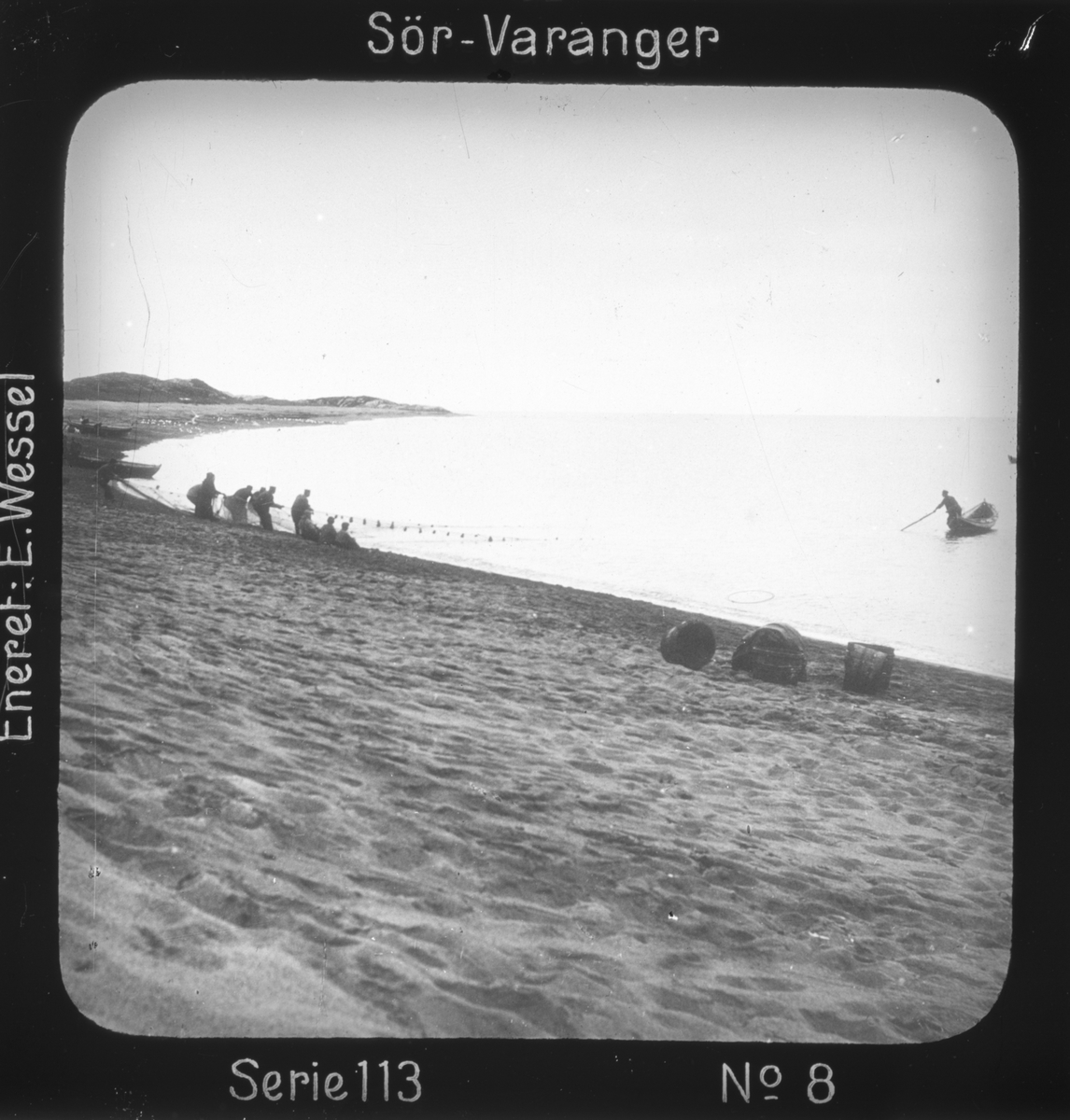 Notfiske utenfor Grense Jakobselvs munning, Sør-Varanger, Finnmark. 
Motivet har nr.8 i lysbildeforedraget kalt  "I lappernes land - Sør-Varanger", utgitt i Nerliens Lysbilledserier, serie nr 113. 
