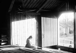 Pike i kjole, Emily Holm, sittende på låvebrua, prestegården