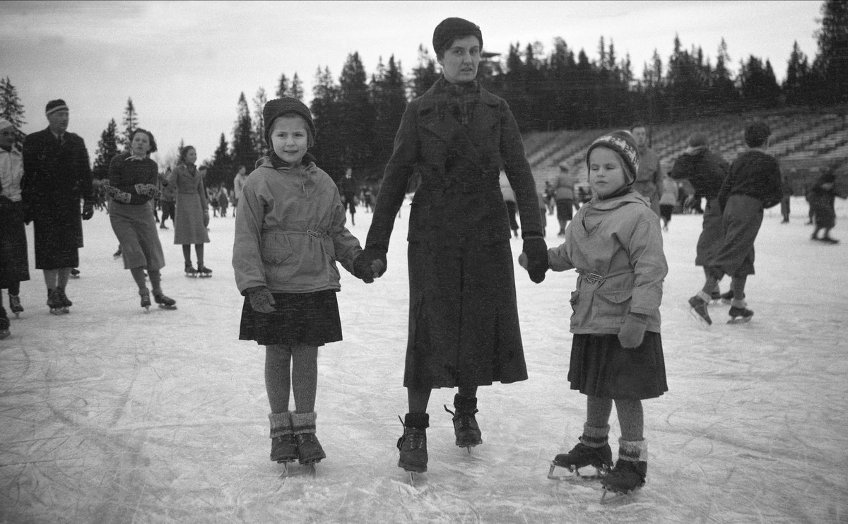 Dordi Arentz med døtrene Guri og Siri på skøyter på Bygdøy. Fotografert 1934.