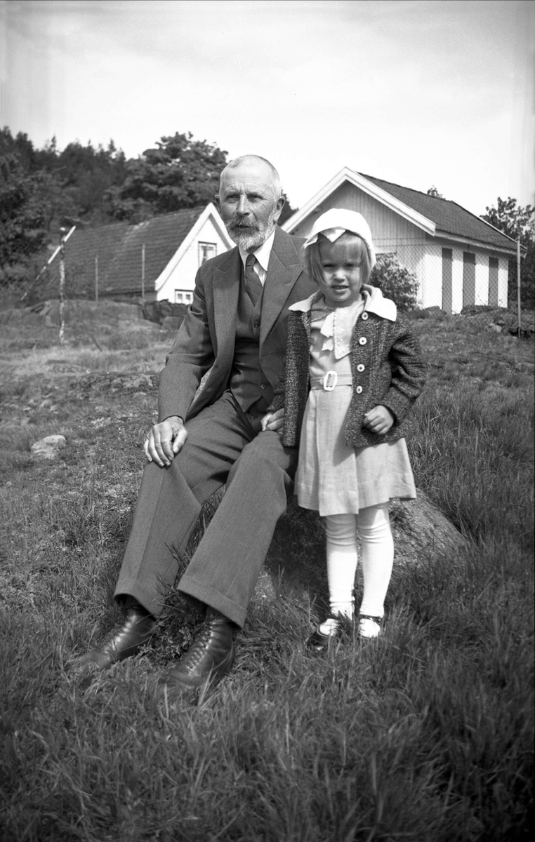 Farfar Eyvind Arentz sammen med barnebarnet Guri på Åsly, Nøtterøy. Fotografert 1935.