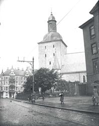 Bybilde fra Bergen, kirken sentralt i bildet og trikkeskinne