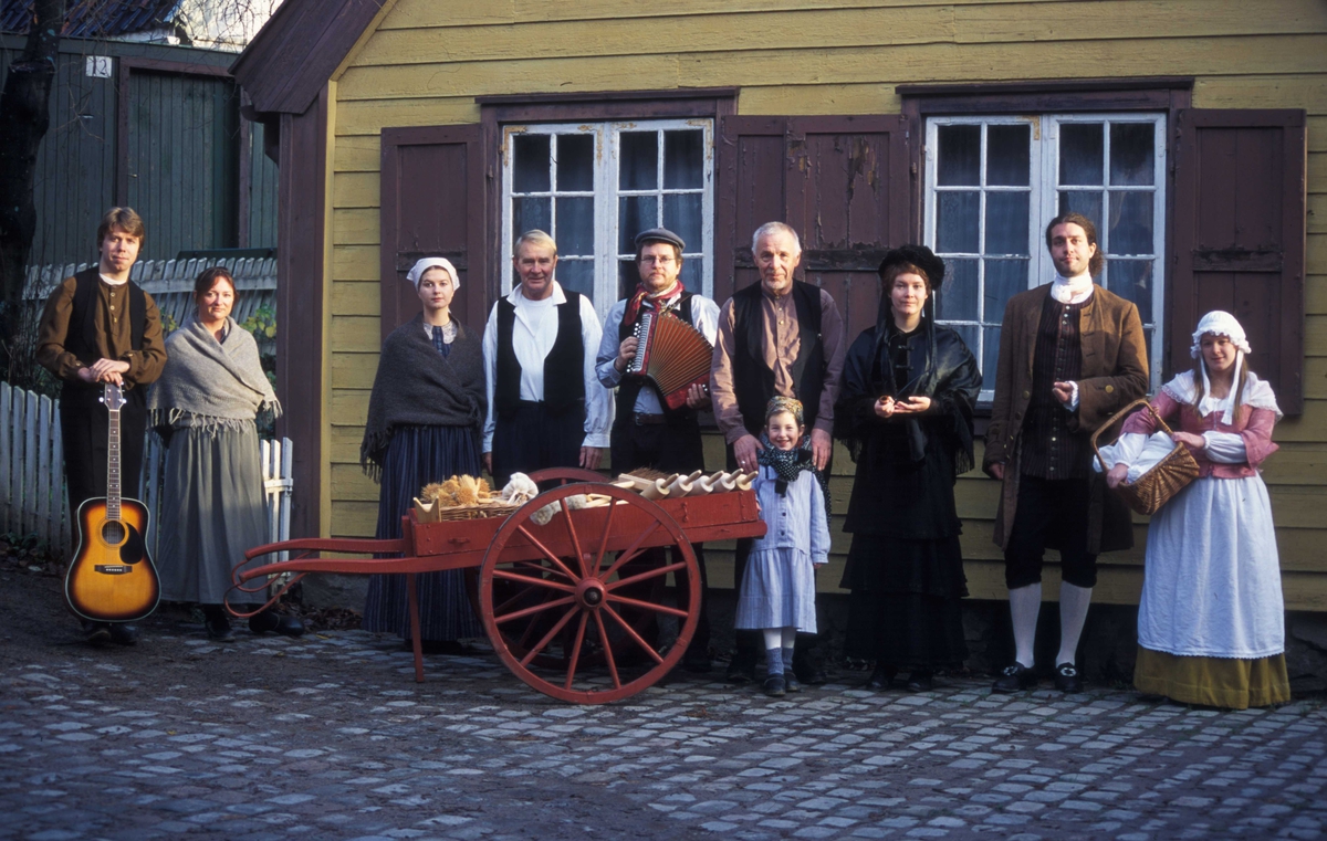 Fra Norsk Folkemuseums Gamleby under oppførelsen av "Ekebergkongen" i år 2000. Gruppebilde av de medvirkende i kostymer.
