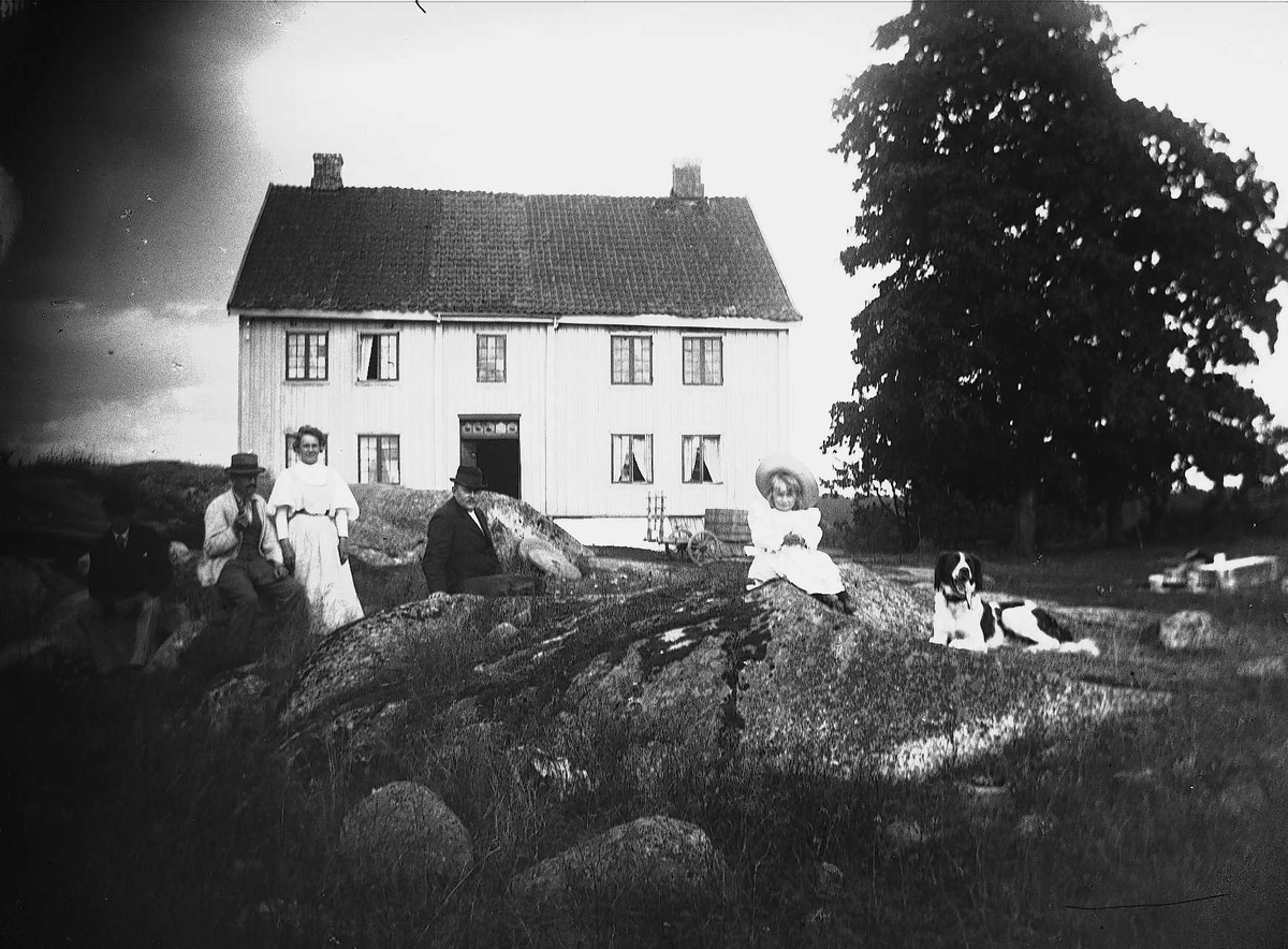 Mennesker og hund foran våningshuset på Gamle Digerud, Frogn, Akershus, 1898.