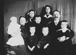 Gruppeportrett av familien Quinsgaard Wiborg, mor, far og sy