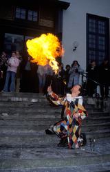 Fastelavnsdag på Norsk Folkemuseum. Ildsluker på Torget fora