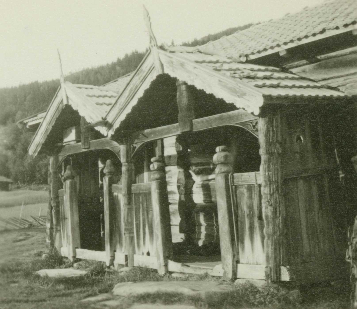 Stuens inngangssval med utskjæringer, Fulsås i Rollag, Buskerud. Fotografert 1929.