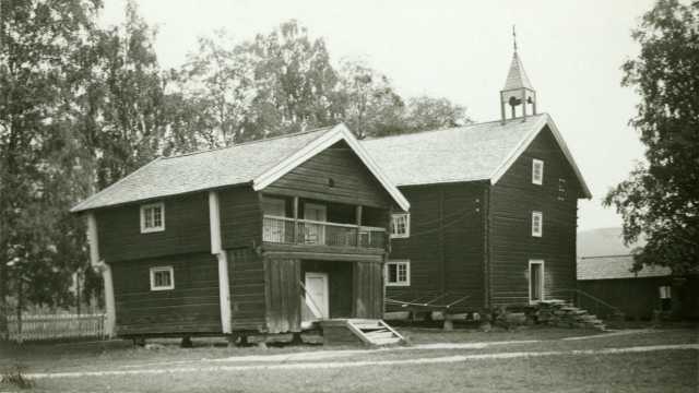 Loft med klokketårn og stabbur, Grinder, Grue, Hedmark. Fotografert 1935