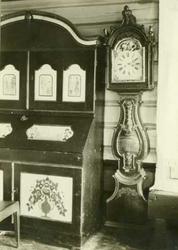 Gulvur og framskap, Engelshus, Dovre, Oppland. Klokkekassen 