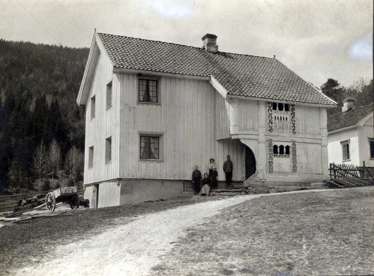 Stuebygning, Klevar, Sauherad, Telemark. Familiegruppe på trappen. 
