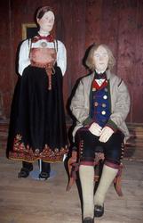 Fra draktutstillingen " Folk og klede-skikk og bruk"
Her er