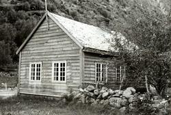 Ljøsne, Lærdal, Sogn og Fjordane, bygget 1866.  Lite grått s