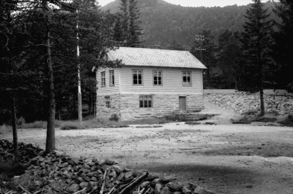 Eldal, Gaular, Sogn og Fjordane. Lite hvitt skolehus ved vei. Bygget i 1893. Registrering utført 1958-59 av Johan Schiong for Noregs Lærarlag. 