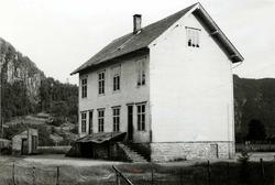 Naustdal, Eikefjord, Flora, Sogn og Fjordane. Hvitt skolehus
