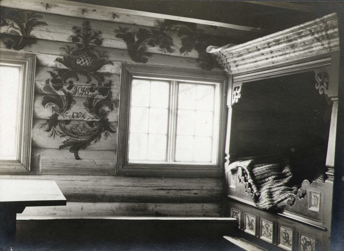 Interiør fra gamlestuen, Øverland, Seljord, Telemark. Fotografert 1913. 