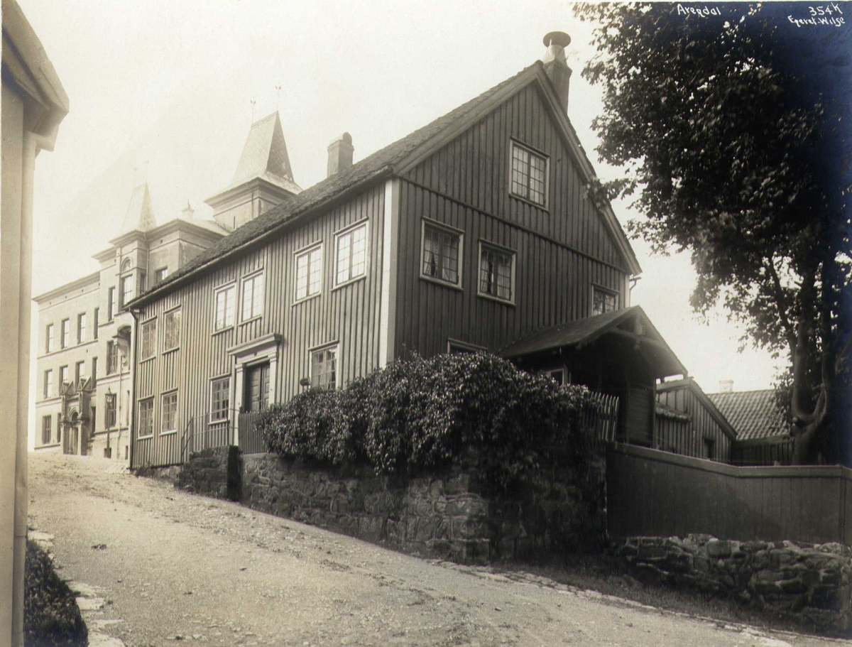 Bolighus, Tyholmen, Arendal, Aust-Agder, 1912. Bakken opp mot Arendal Gymnas.