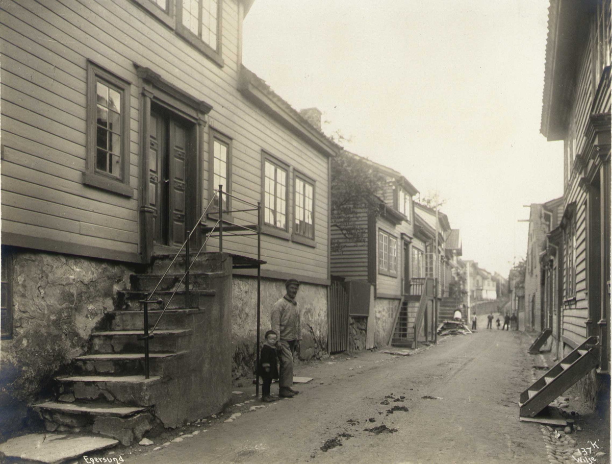 Gateparti, Egersund, Eigersund, Rogaland. Mann og gutt i forgrunnen. Fotografert 1912.