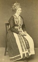 139 (137?). Brudedrakt fra Birkeland, Fana, Hordaland. Visit