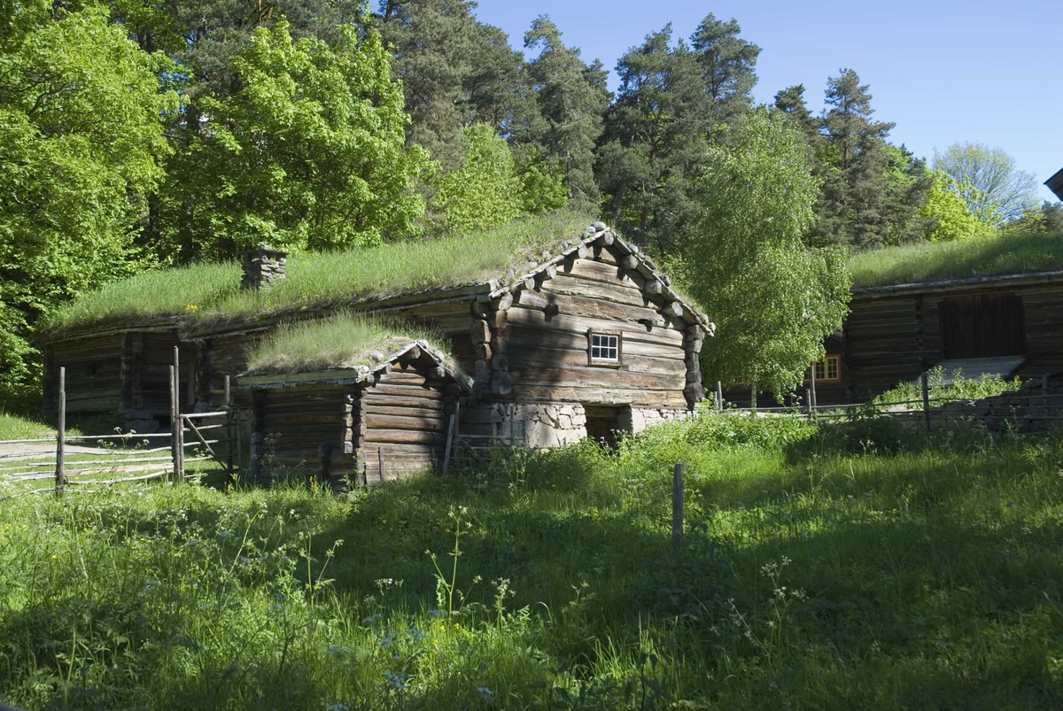 Utsikt mot uthusene i Østerdalstunet på Norsk Folkemuseum.