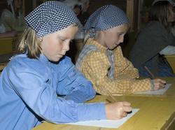 Levendegjøring på museum.Ferieskolen uke 31 i 2006. Fra sko