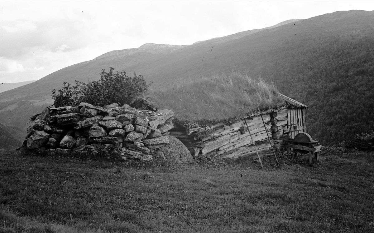 Tørkehus, Kletthamran, Lønset, Oppdal, Sør-Trøndelag. Fotografert 1940. Fra album. 