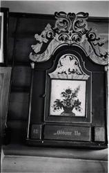 Hengeskap laget av Sjurs-Ån og ant. malt av Johannes S. Isho