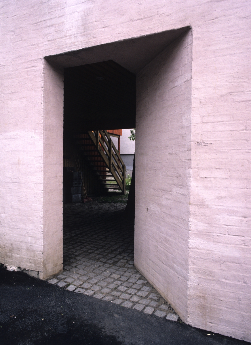Nytt murhus  på Kampen i Oslo. Den skrå veggen leder inn i portrommet og bakgården. Illustrasjonsbilde fra Nye Bonytt 1989.