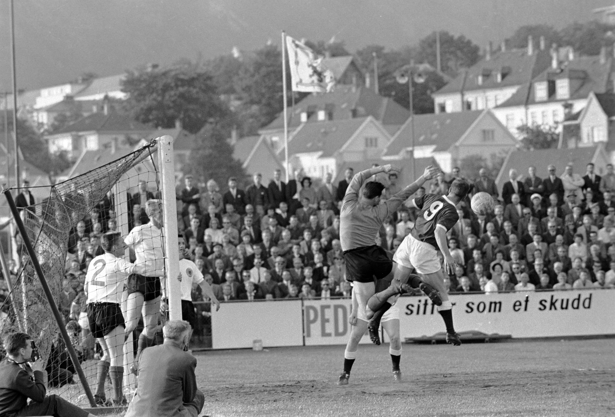 Serie. Landskamp i fotball mellom Norge - Skottland. Fotografert juni 1963.