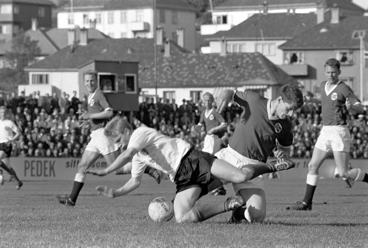 Serie. Landskamp i fotball mellom Norge - Skottland. Fotografert juni 1963.