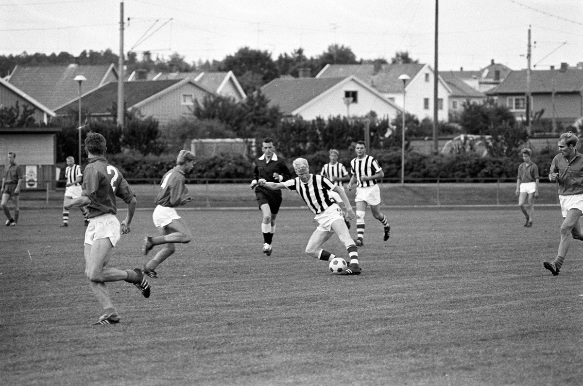 Serie. Fotballkamp mellom Sarpsborg og Fredrikstad. Fotografert 20. juli 1968.