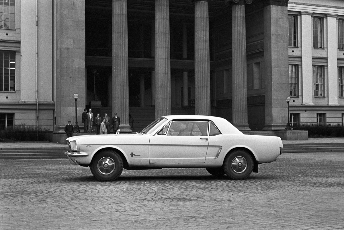 Serie. Presentasjon av Ford Mustang med interiør. Fotografert mars 1964.