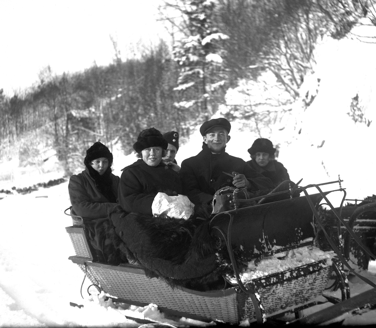 Fem unge mennesker på kanefart til Jonsvatnet i Trondheim. Fotografert 1921.