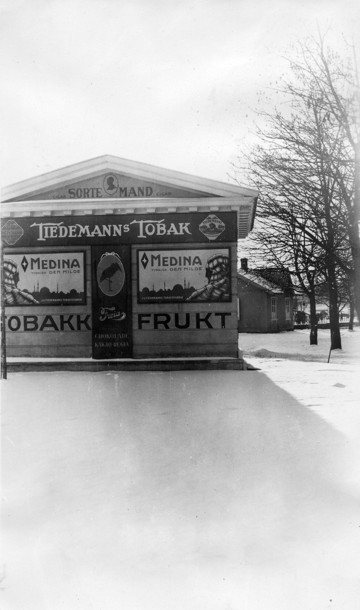 Kiosk i Tønsberg med reklame for Medina sigaretter og Freia sjokolade.