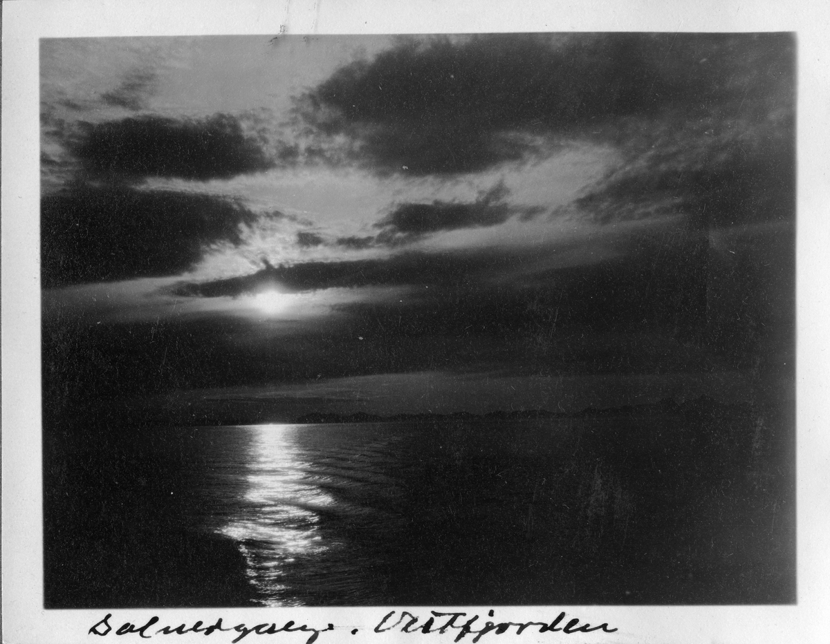Solnedgang i Vestfjorden. Fra bildeserie tatt på reise langs kysten av Norge i 1926.