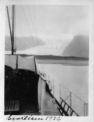 Svartisen sett fra sjøen. Fra bildeserie tatt på reise langs