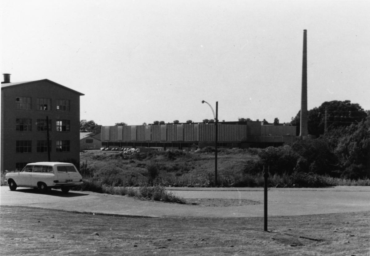 J. L. Tiedemanns Tobaksfabrik på Hovin i 1968. Fotografiet ble tatt i forbindelse med konstruksjonen av et nytt fabrikkanlegg og viser en ferdig fabrikkbygning på avstand.