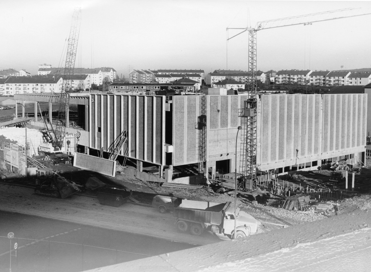 Byggeplass. Konstruksjon av J. L. Tiedemanns Tobaksfabrik på Hovin. Ca 1968.